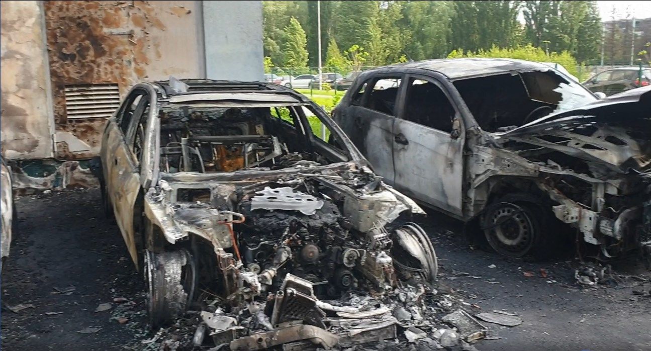 Полум'я заввишки в два поверхи: невідомий підпалив автомобілі в Києві