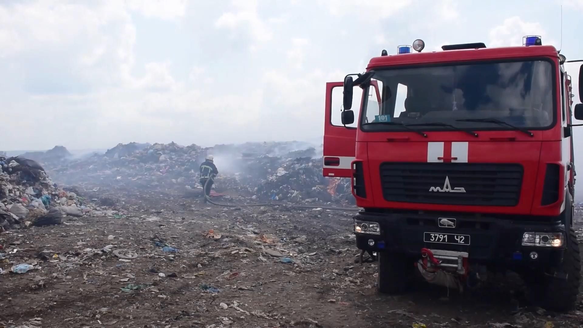 Третю добу горить сміттєзвалище на Миколаївщині: фото і відео