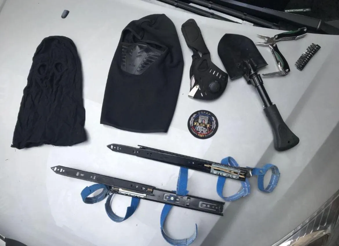 Предмети, які вилучили у жителя Парижа Предмети, які вилучили у жителя Парижа