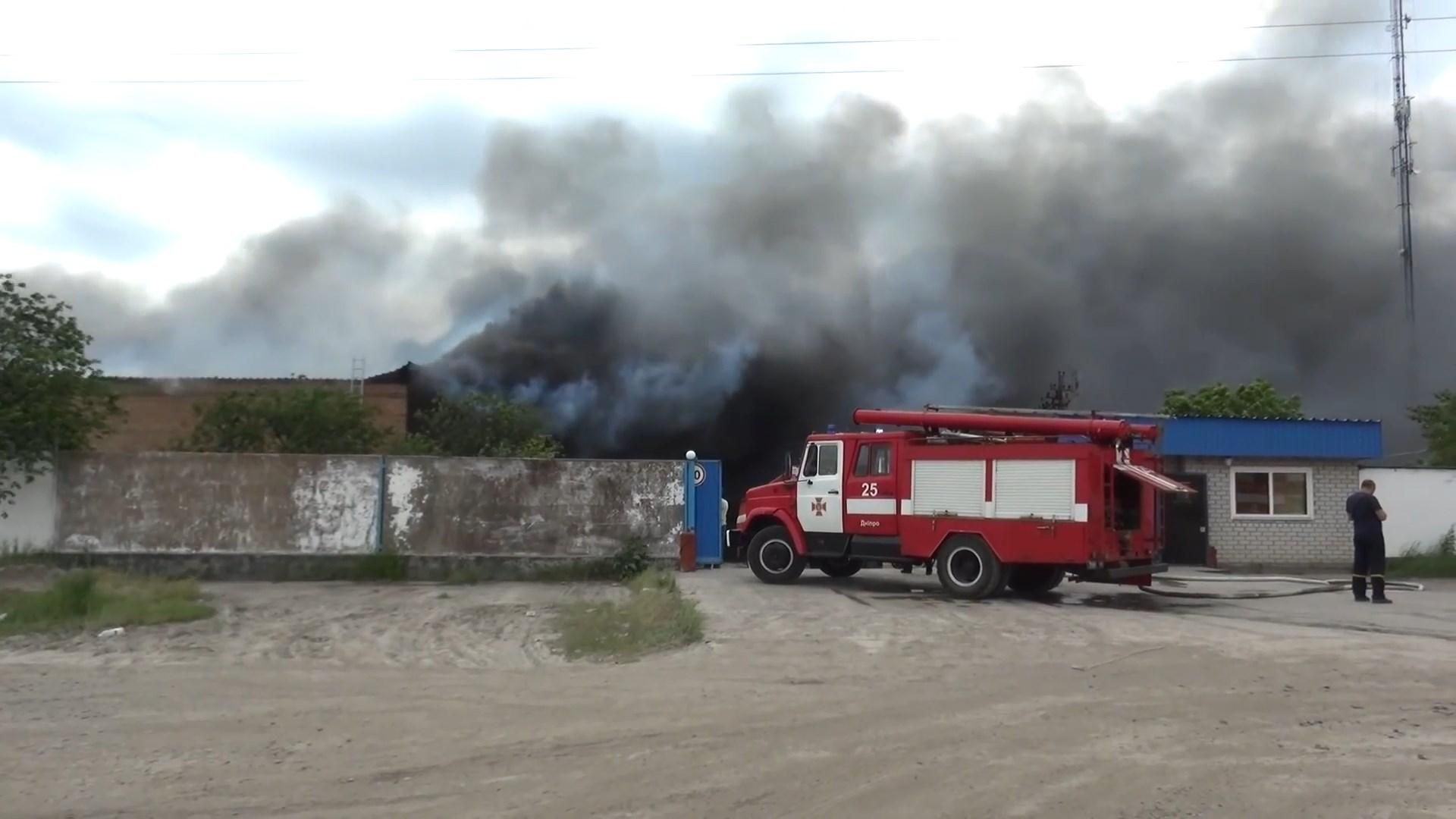 В Днепре горели склады: огонь успел уничтожить тонны гречки