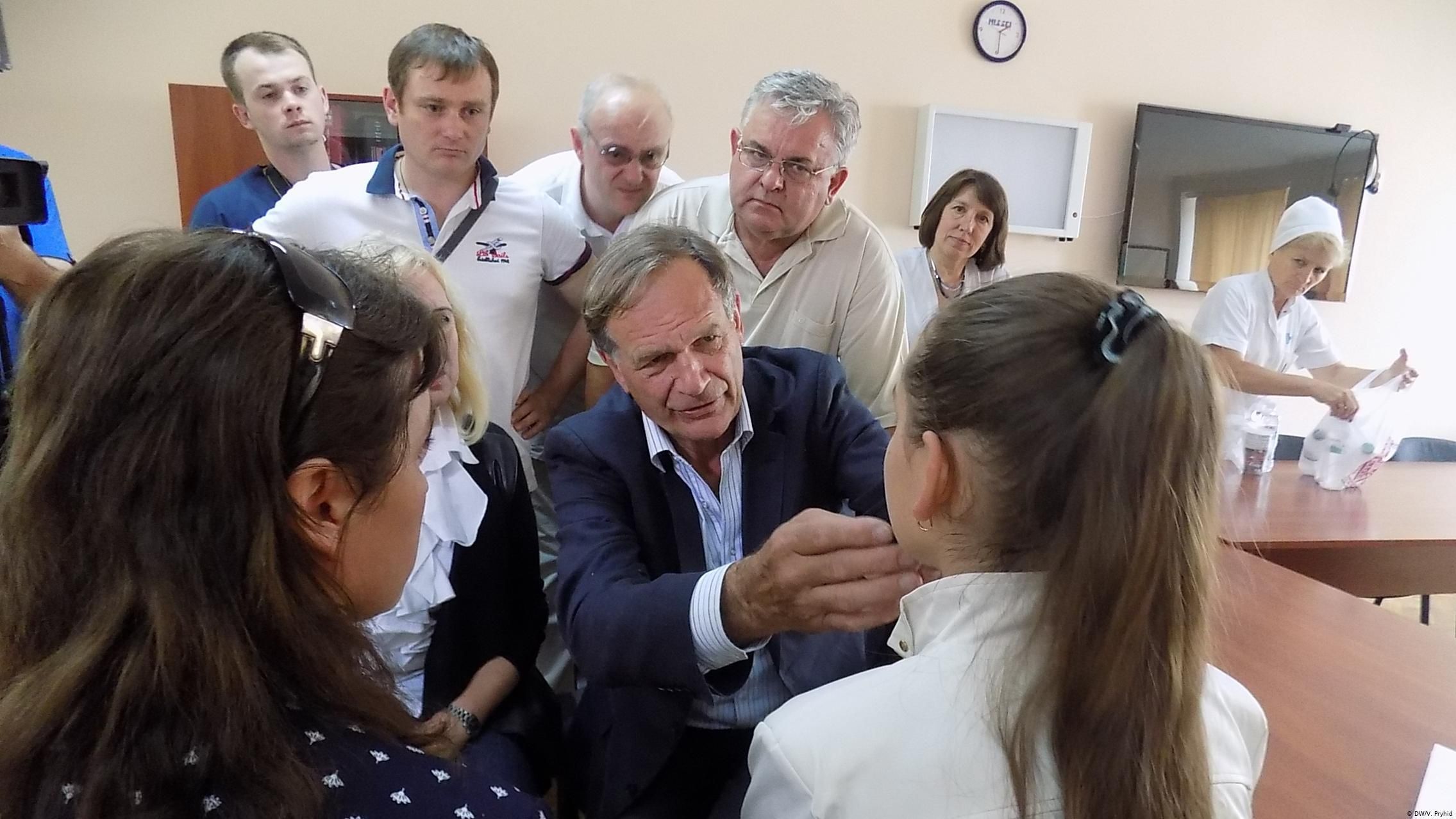 Німецький хірург безкоштовно оперує українських дітей зі складними вадами зору