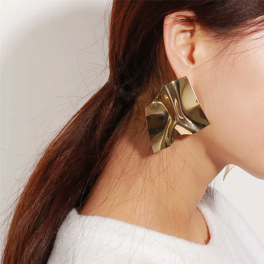 Масивні сережки – тренд літа 2019 Масивні сережки – тренд літа 2019