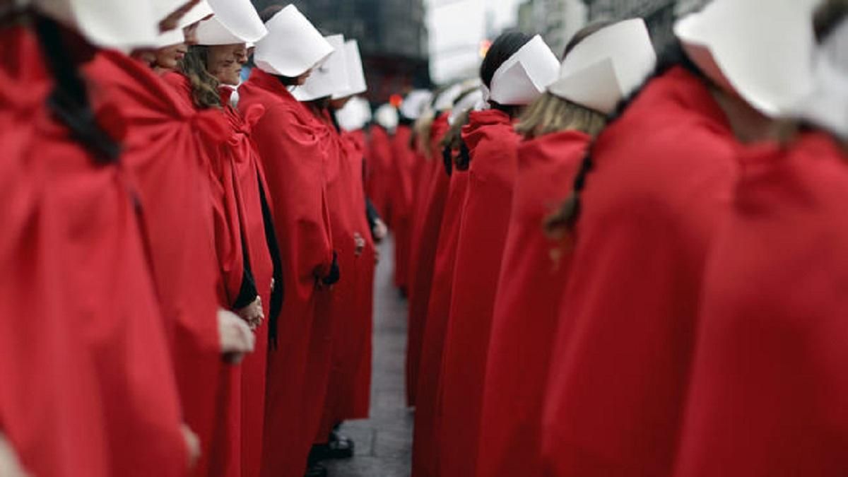 Американка приняла зонтик на крыше с самоубийцу и вызвала полицию Американка приняла зонтик на крыше с самоубийцу и вызвала полицию