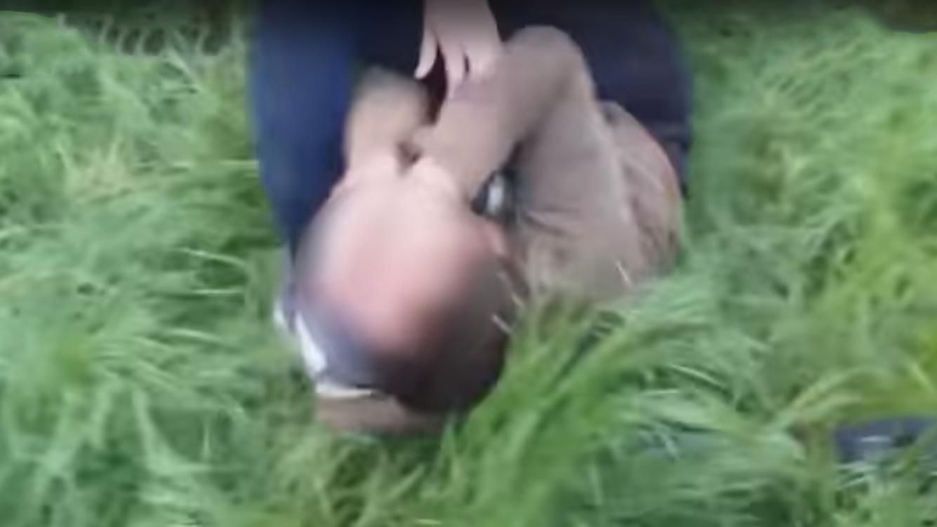 У Маріуполі підлітки жорстоко познущались над однолітком і зняли це на відео У Маріуполі підлітки жорстоко познущались над однолітком і зняли це на відео