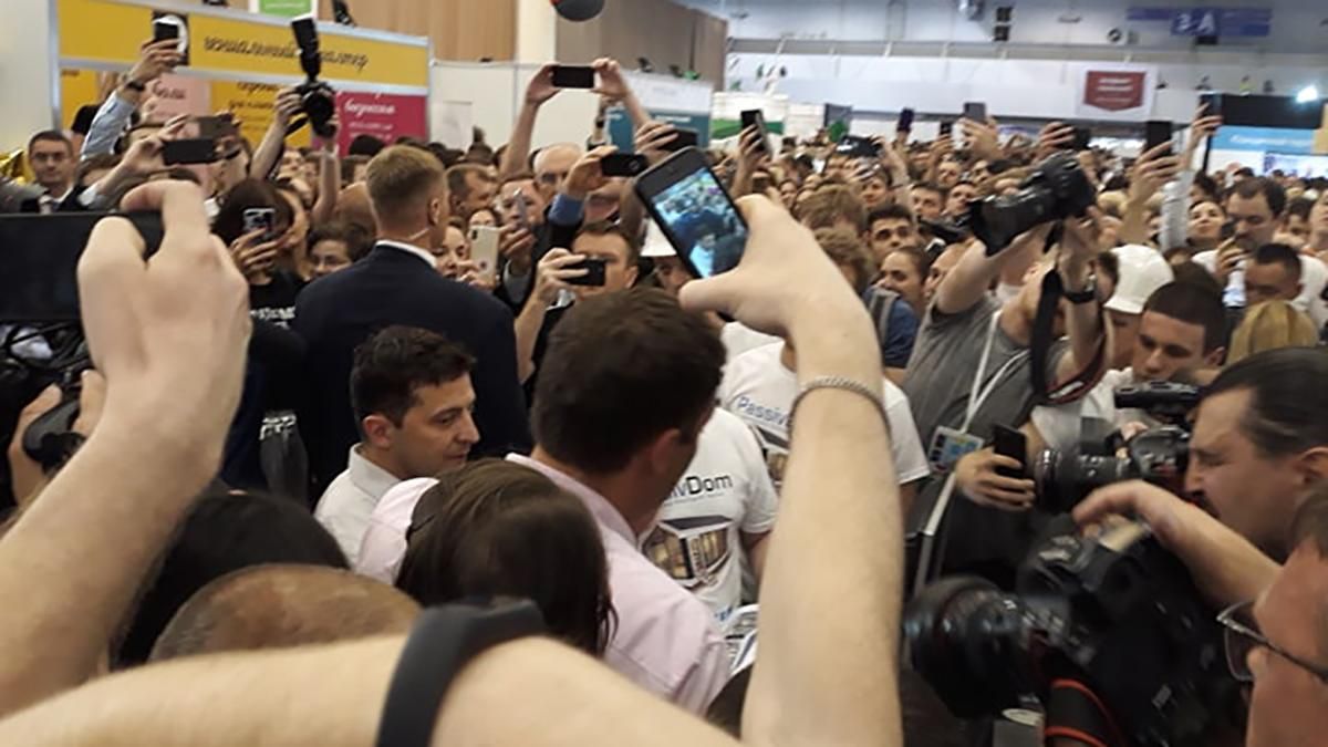 Во время IForum десяток телохранителей охраняли Зеленского от журналистов: фото