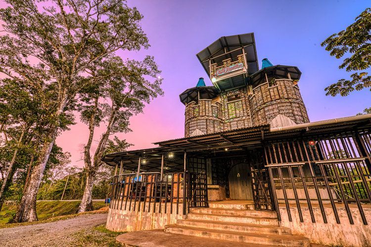 Plastic Bottle Village: как построить деревню из мусора – потрясающие кадры Plastic Bottle Village: как построить деревню из мусора – потрясающие кадры