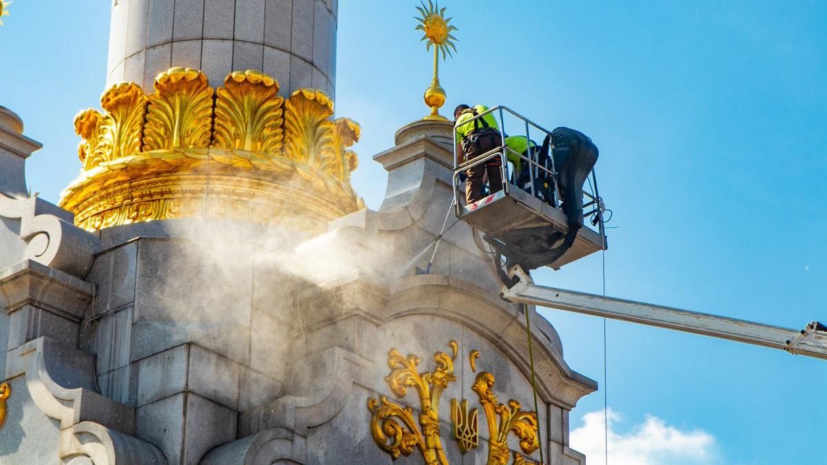 На Майдане чистят стелу Независимости: впечатляющие фото и видео