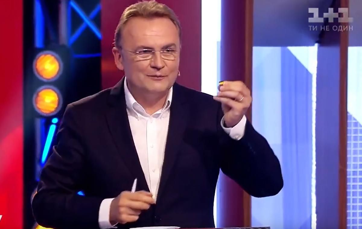 Думайте об Украине: Садовый подарил Богдану значок с флагом Думайте об Украине: Садовый подарил Богдану значок с флагом