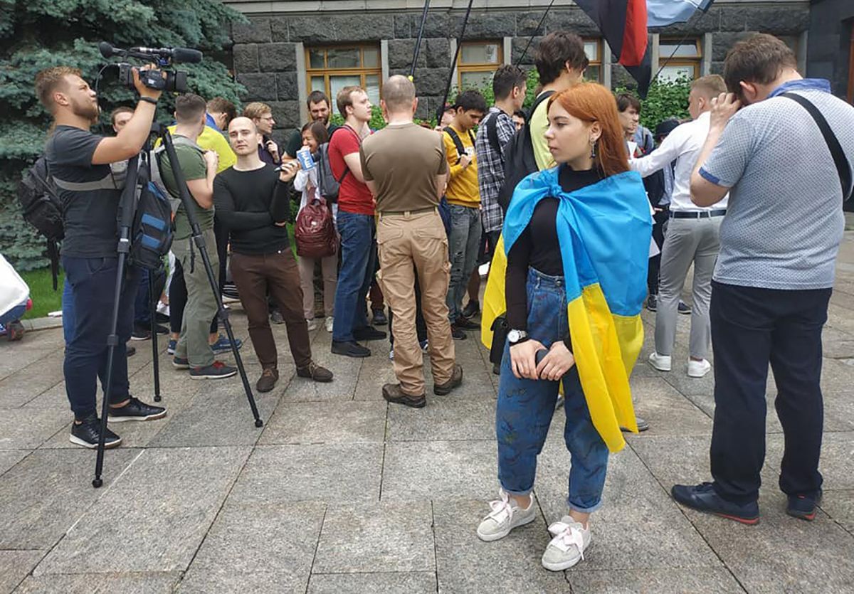 Активисты митингуют под Администрацией Президента: основные требования к Зеленскому Активисты митингуют под Администрацией Президента: основные требования к Зеленскому