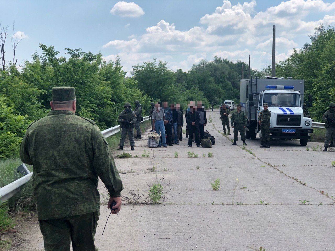 Луганские боевики передали 60 заключенных на территорию Украины