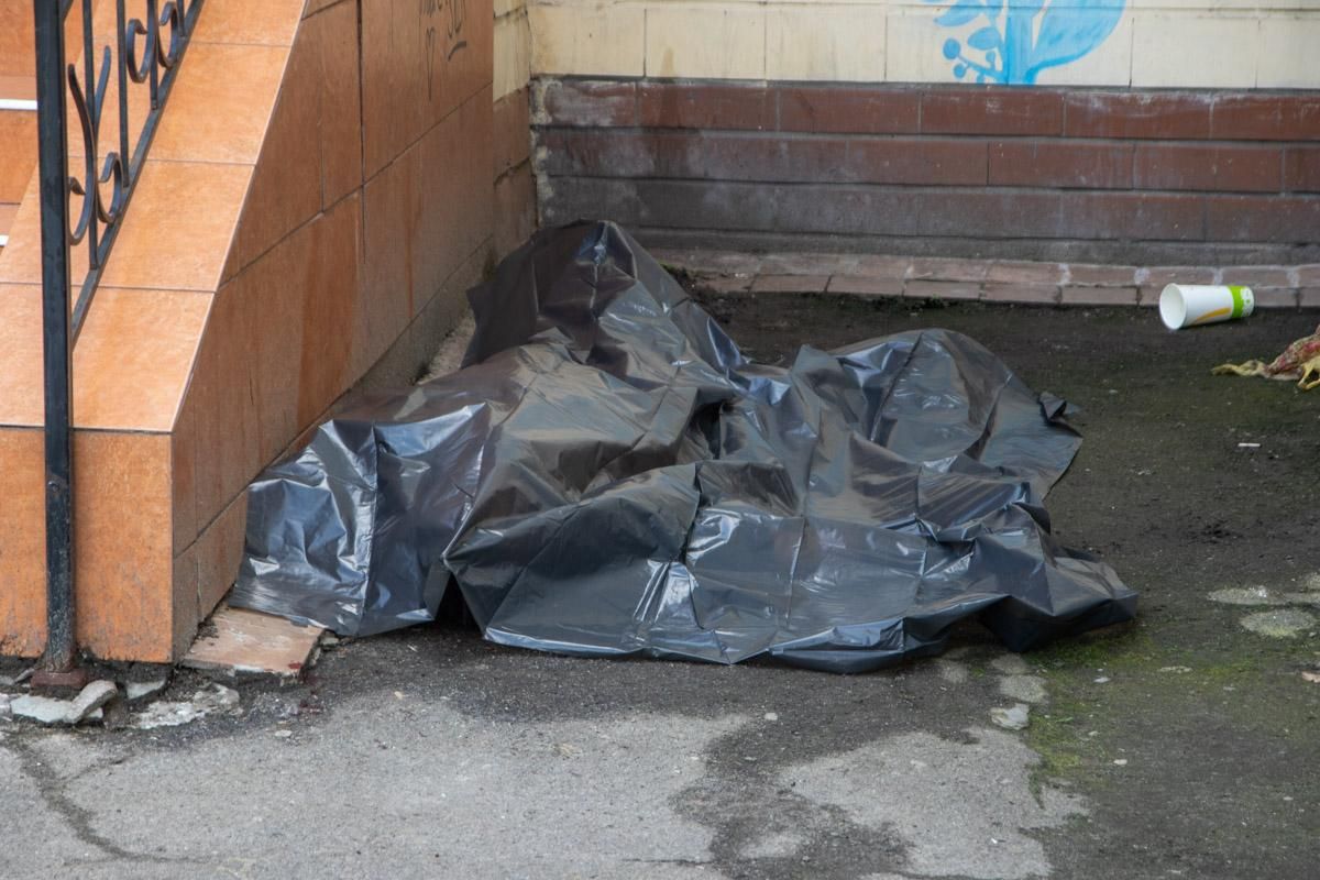 В Киеве под кинотеатром нашли мертвого мужчину: фото, видео