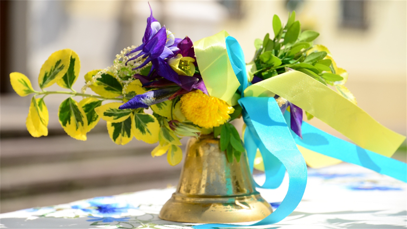 З танцями та пінними вечірками: як українські школи провели свято останнього дзвоника З танцями та пінними вечірками: як українські школи провели свято останнього дзвоника