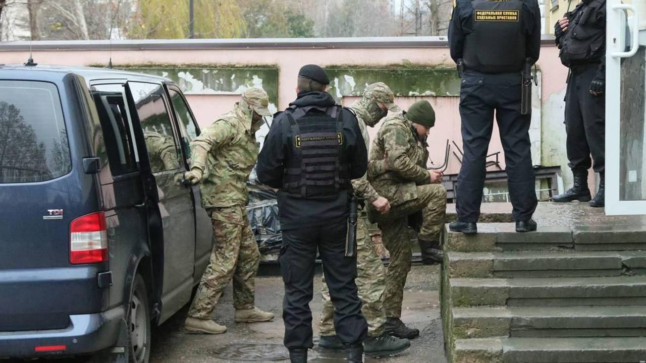 Трибунал ООН приказал России освободить украинских моряков и вернуть корабли Трибунал ООН приказал России освободить украинских моряков и вернуть корабли