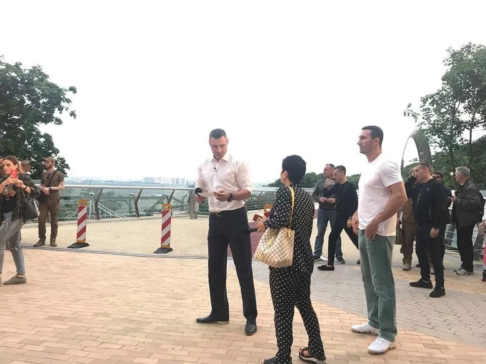 Відкриття пішохідного мосту в Києві Віталій Володимир Кличко Відкриття пішохідного мосту в Києві Віталій Володимир Кличко