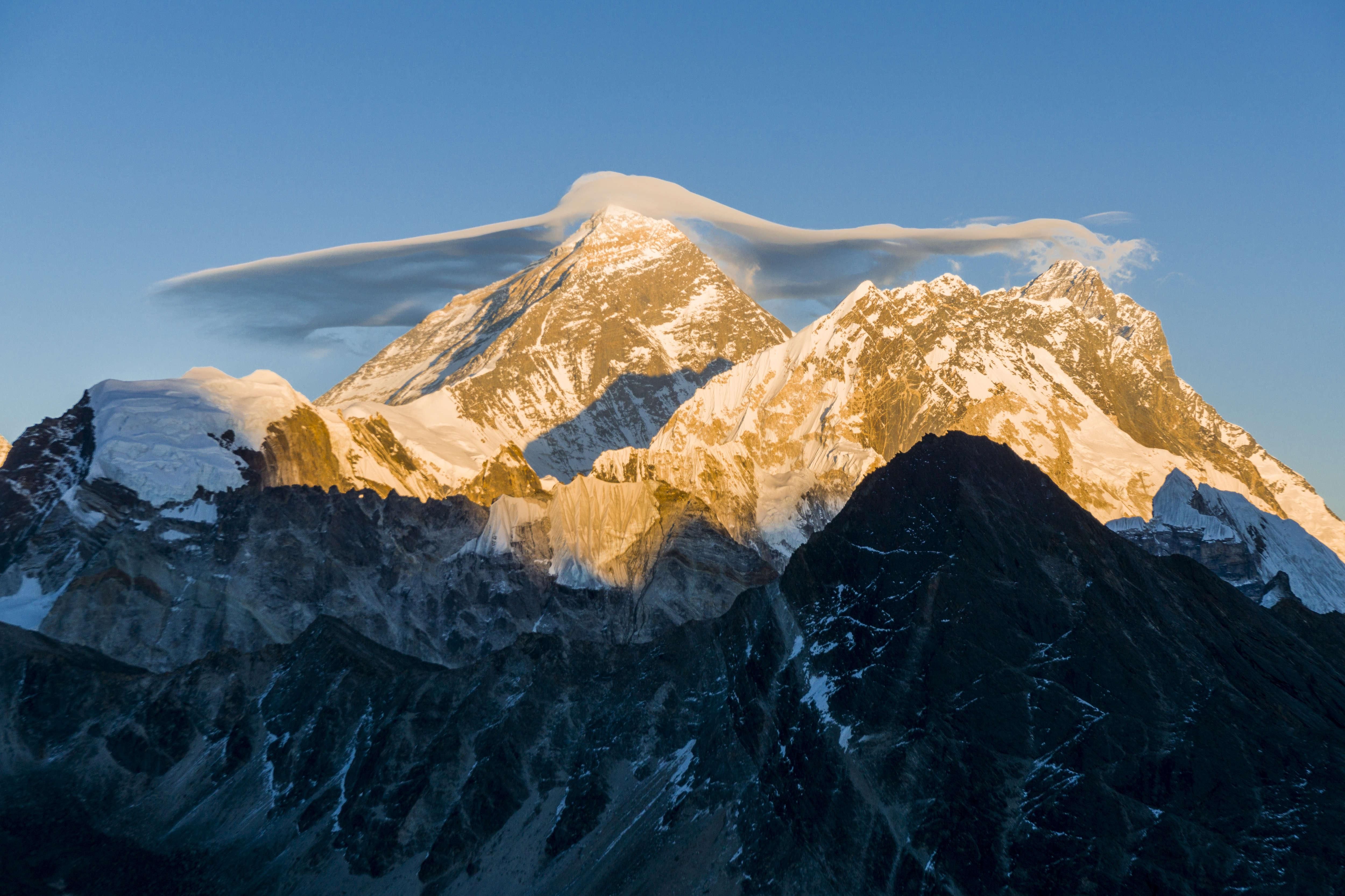 Картинки высокие горы. Гора Эверест (Джомолунгма). Гималаи. Эверест самая высокая гора в мире вершина. 8848 Метров Эверест. Эверест джамалумба.