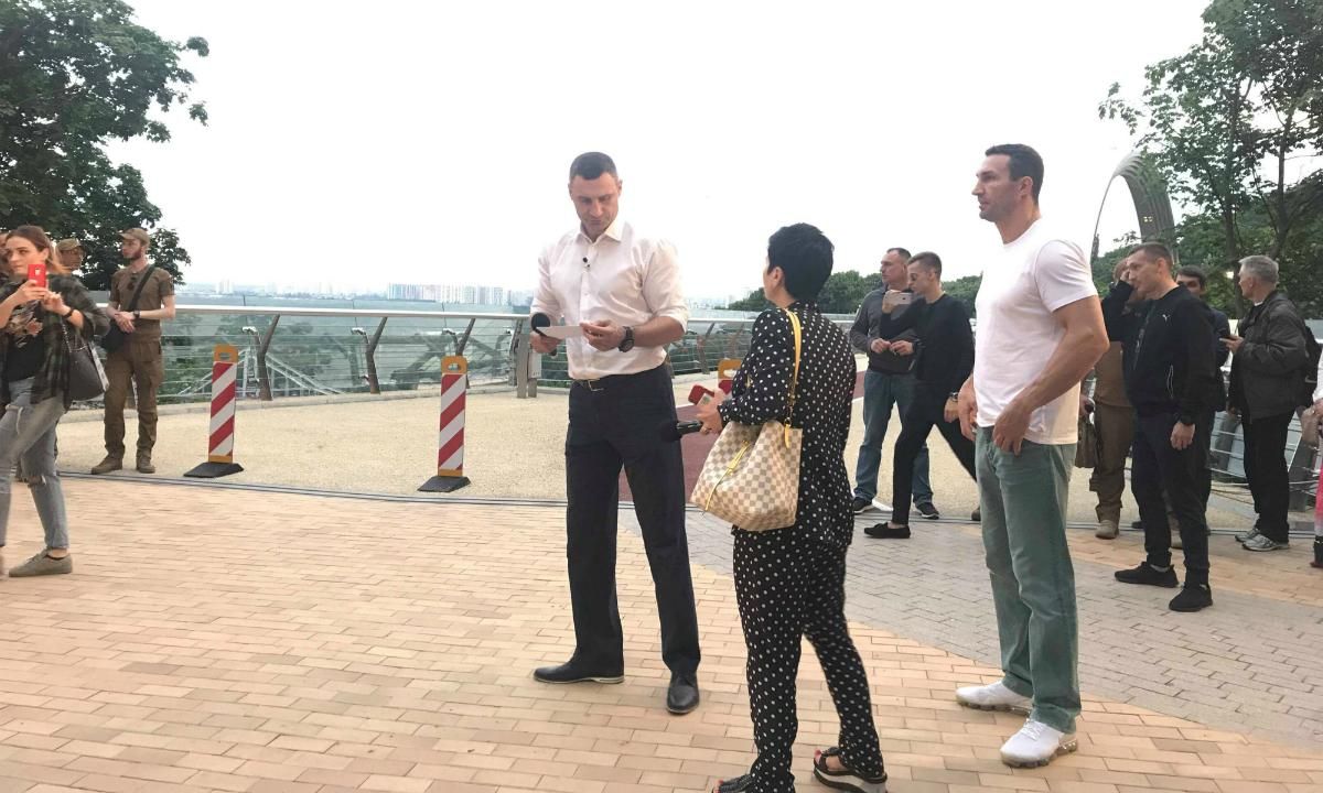 Як брати Клички випробували на міцність новий міст у Києві: фото Як брати Клички випробували на міцність новий міст у Києві: фото