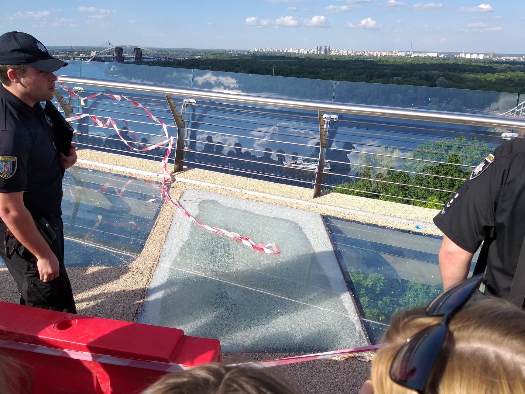 Другий день після відкриття: скляна вставка "мосту Кличка" вкрилася тріщинами Другий день після відкриття: скляна вставка "мосту Кличка" вкрилася тріщинами