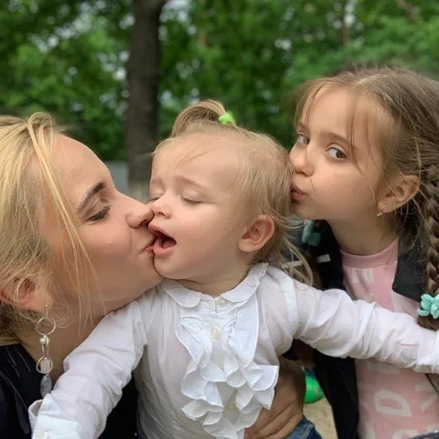 Лілія Ребрик з доньками 