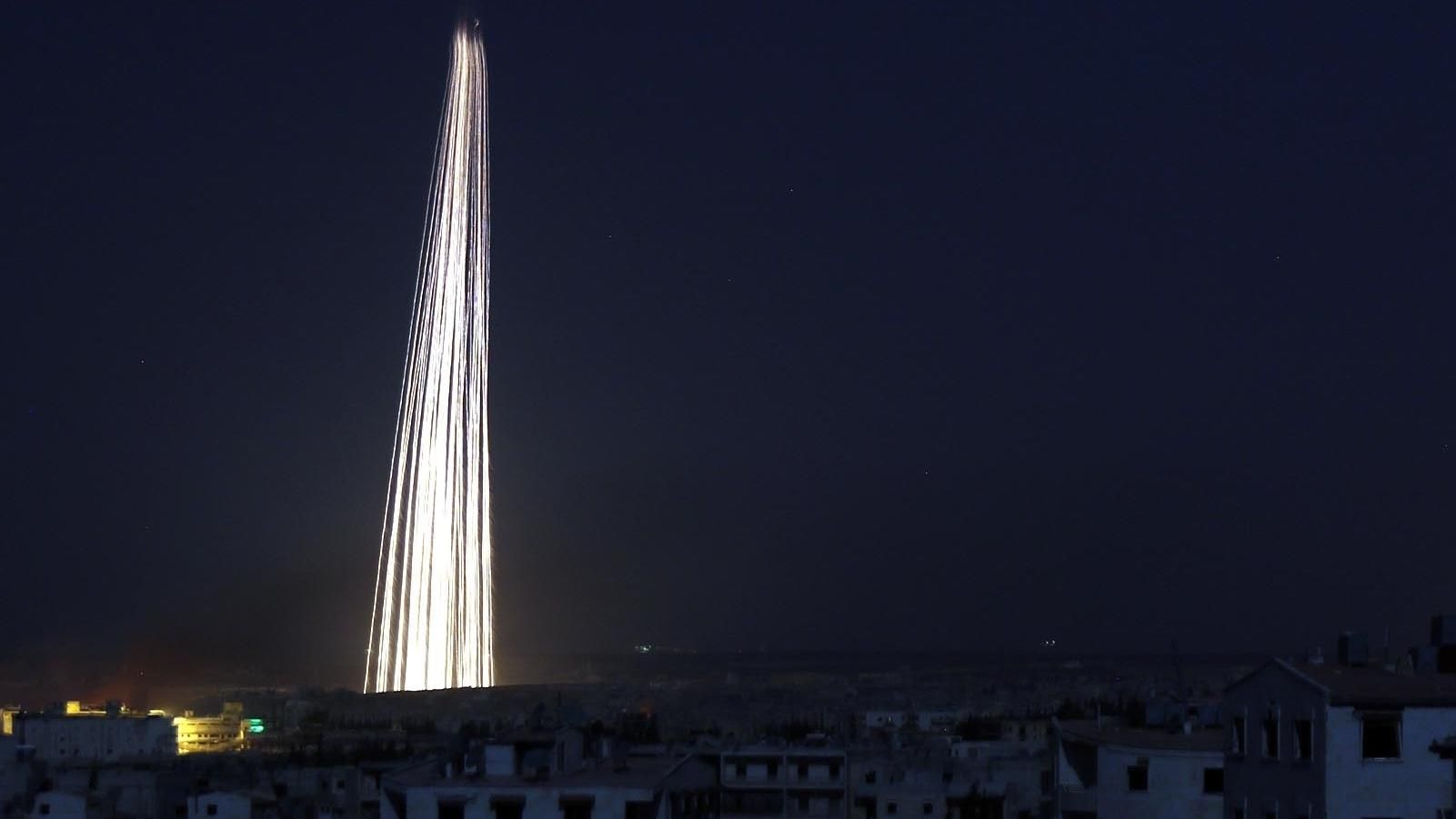 Войска Асада сбросили фосфорные бомбы в Идлибе: горит огромная территория, – фото, видео