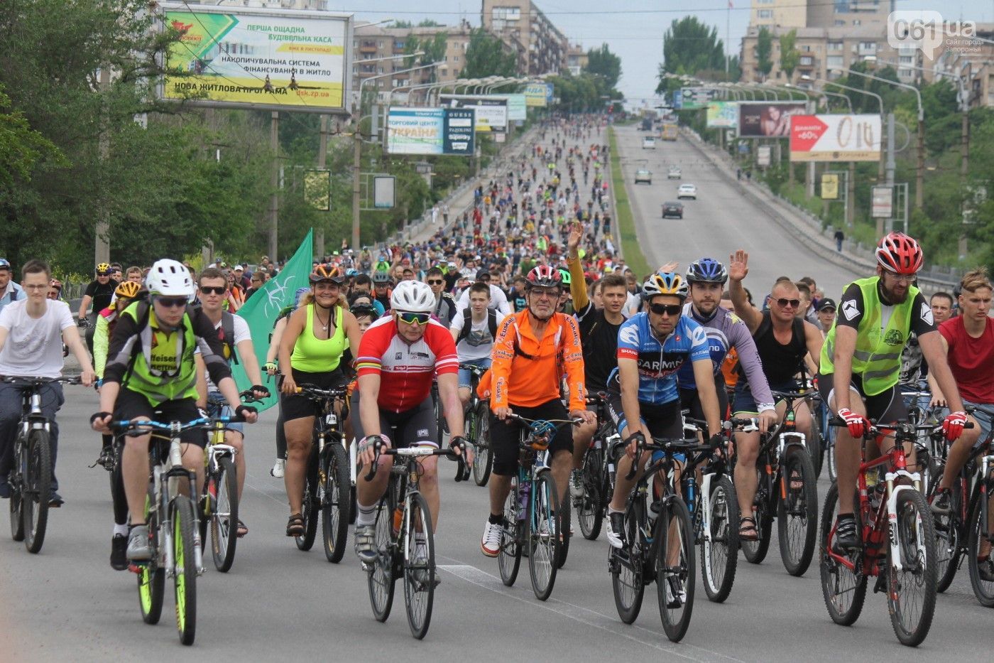 У Запоріжжі тисячі велосипедистів проїхалися вулицями міста: яскраві фото