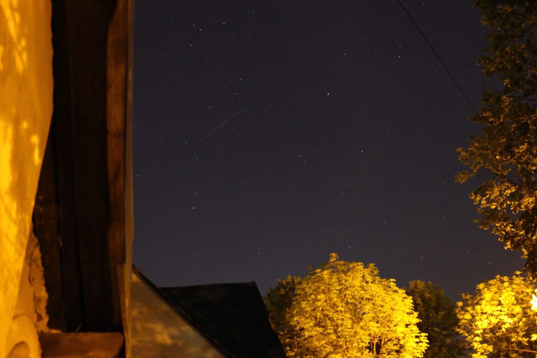 Над Україною пролетіли десятки супутників Ілона Маска: захопливі фото та відео Над Україною пролетіли десятки супутників Ілона Маска: захопливі фото та відео