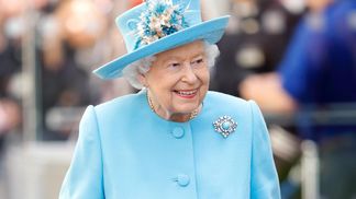 Королівський блакитний: Єлизавета ІІ зачарувала ніжним образом в аеропорту Хітроу