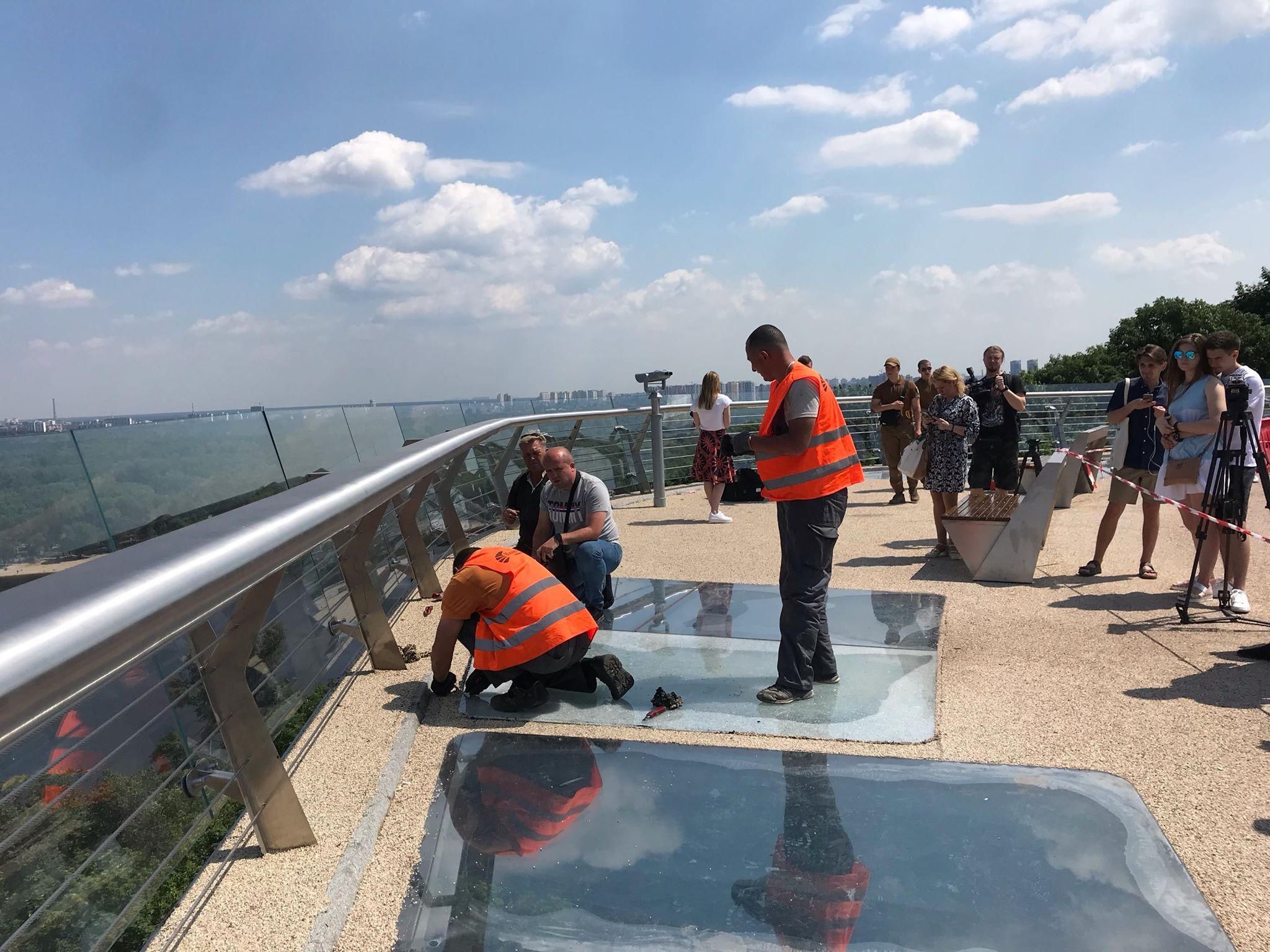 На "мосту Кличко" в Киеве заменяют треснувшее стекло: фото и видео На "мосту Кличко" в Киеве заменяют треснувшее стекло: фото и видео