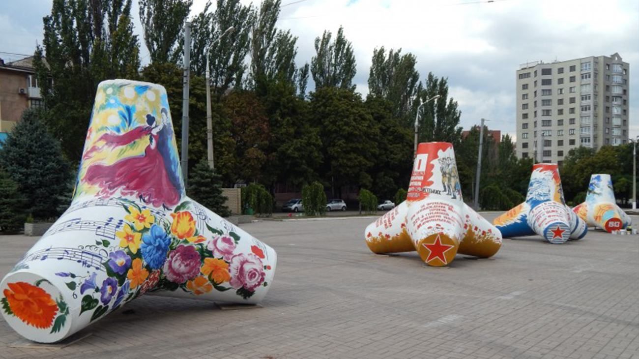 В Мариуполе оборонительные конструкции превратили в арт-объекты: впечатляющие фото В Мариуполе оборонительные конструкции превратили в арт-объекты: впечатляющие фото