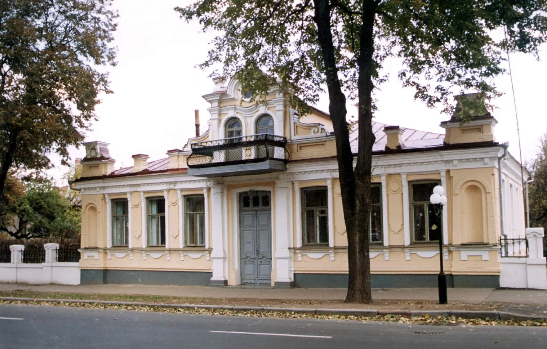 Будівля дитсадку по вулиці Фрунзе, на балконі якої виступав Гітлер