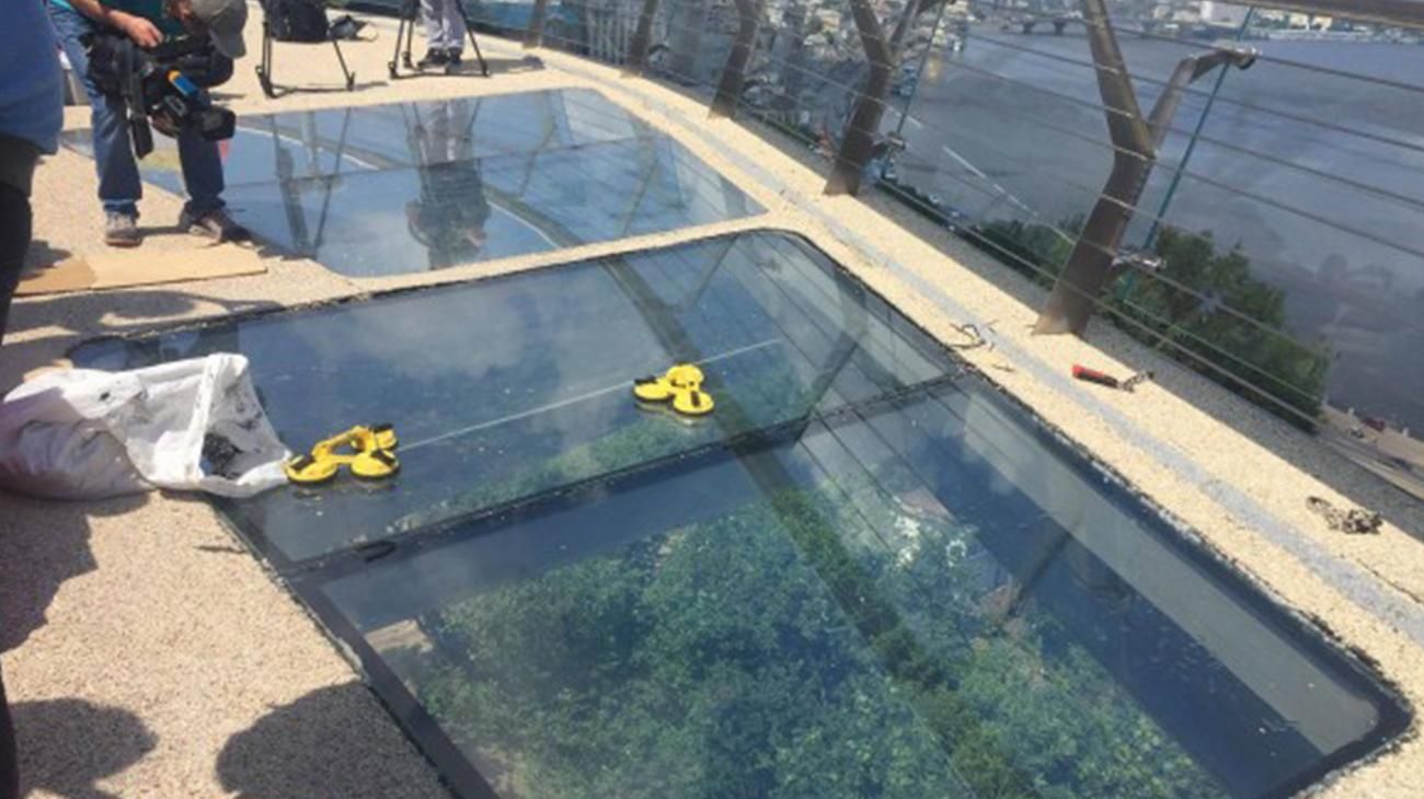 На "мосту Кличко" снова треснуло стекло: видео На "мосту Кличко" снова треснуло стекло: видео