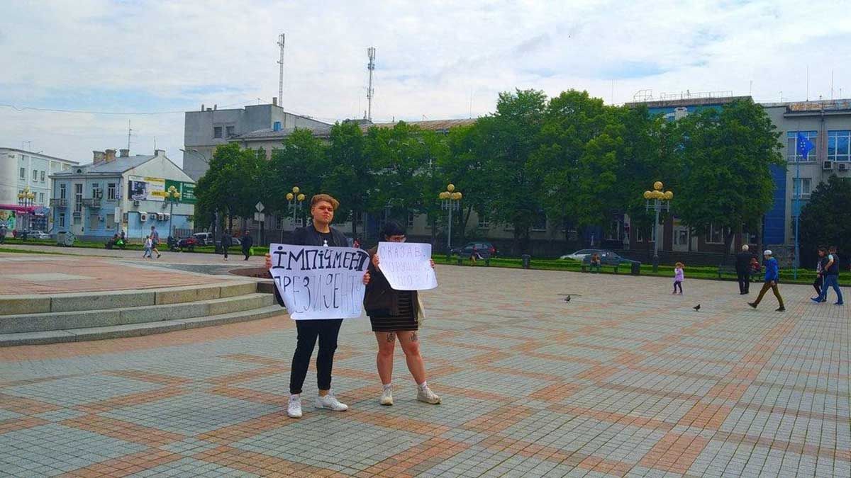 Затримання мітингувальників на акції проти Зеленського у Рівному: чи законними були дії поліції?