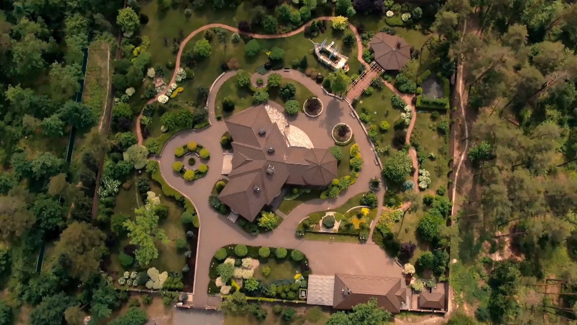 Розкішні будинки на державних землях: як чиновники захоплюють території Пущі-Водиці Розкішні будинки на державних землях: як чиновники захоплюють території Пущі-Водиці