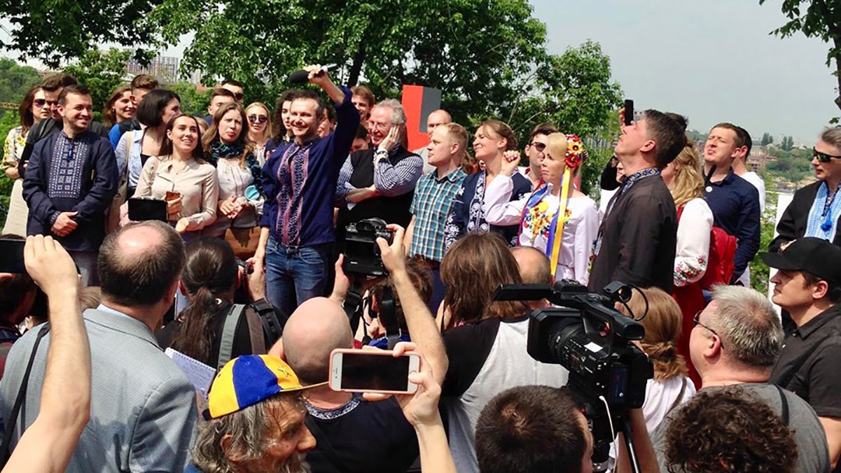 Вакарчук представив ще двох членів його партії "Голос" Вакарчук представив ще двох членів його партії "Голос"