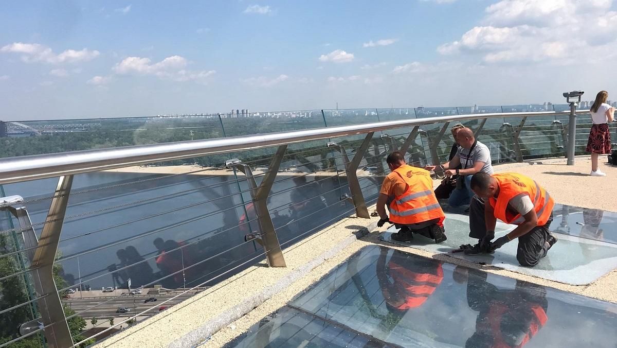 Кличко показав нове скло на мосту в центрі Києва: відео