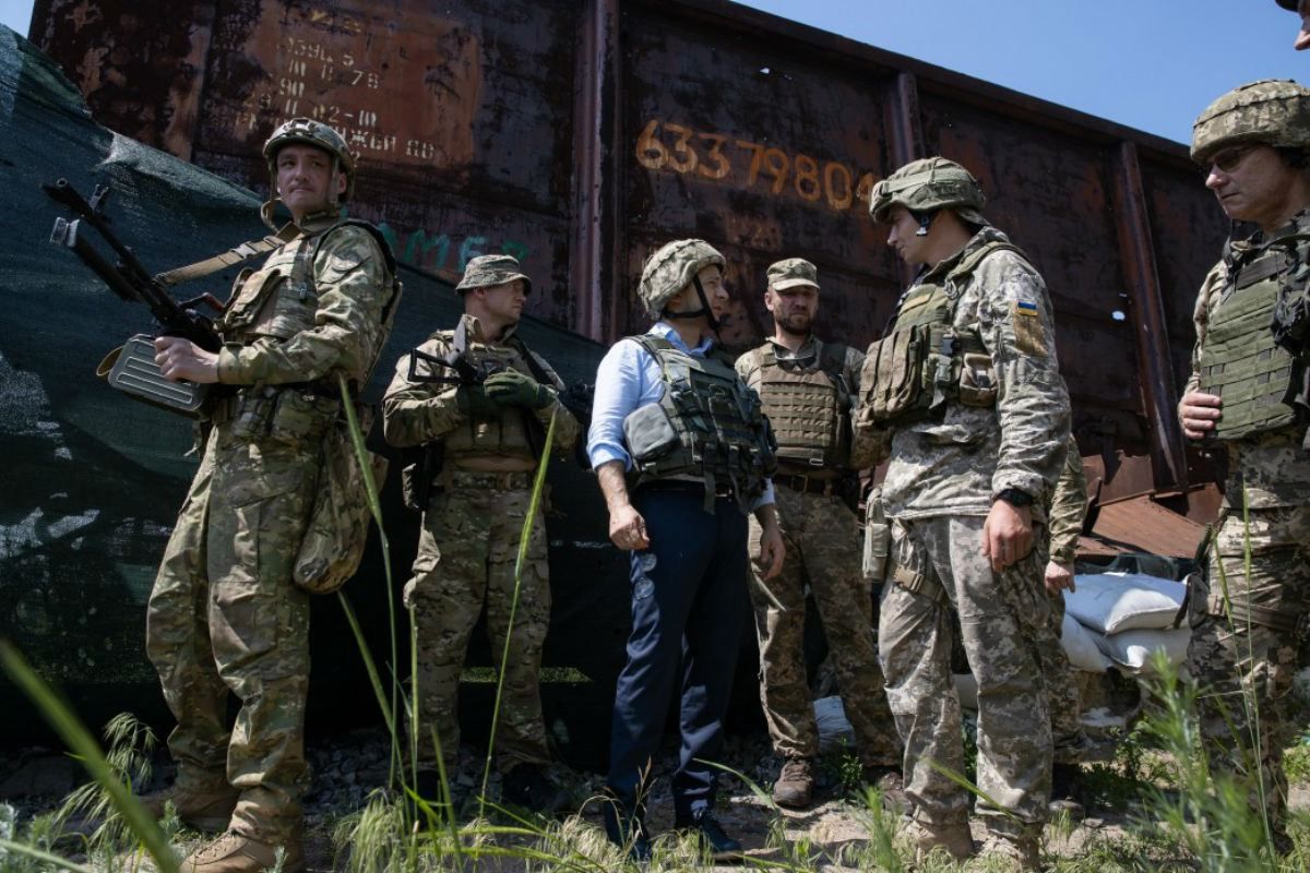 Як експерти оцінили першу поїздку Зеленського на передову