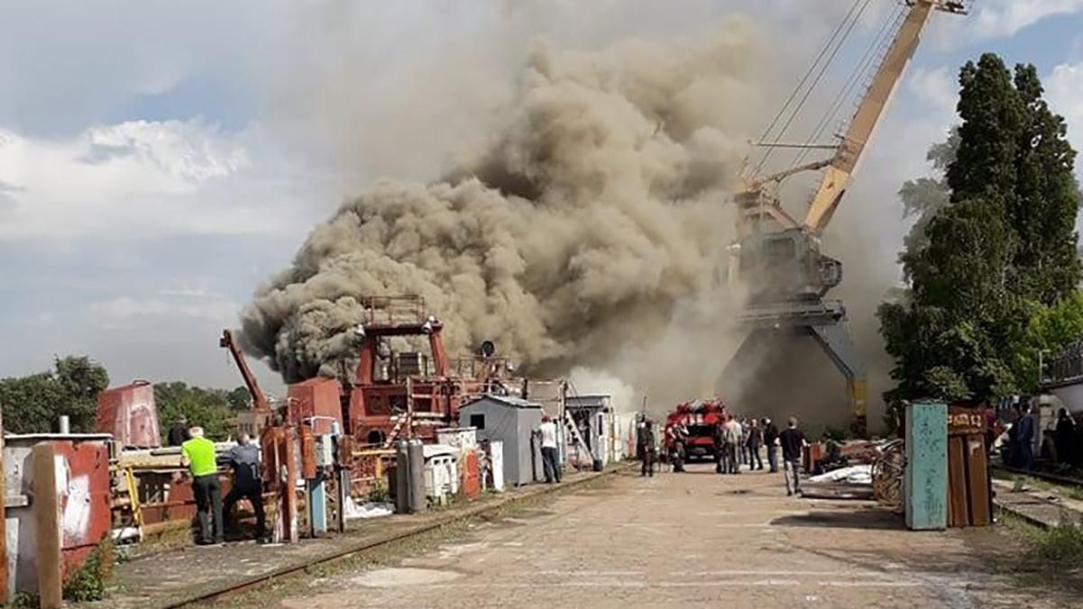 Пожежа сталася на колишньому заводі Порошенка "Кузня на Рибальському": фото, відео 