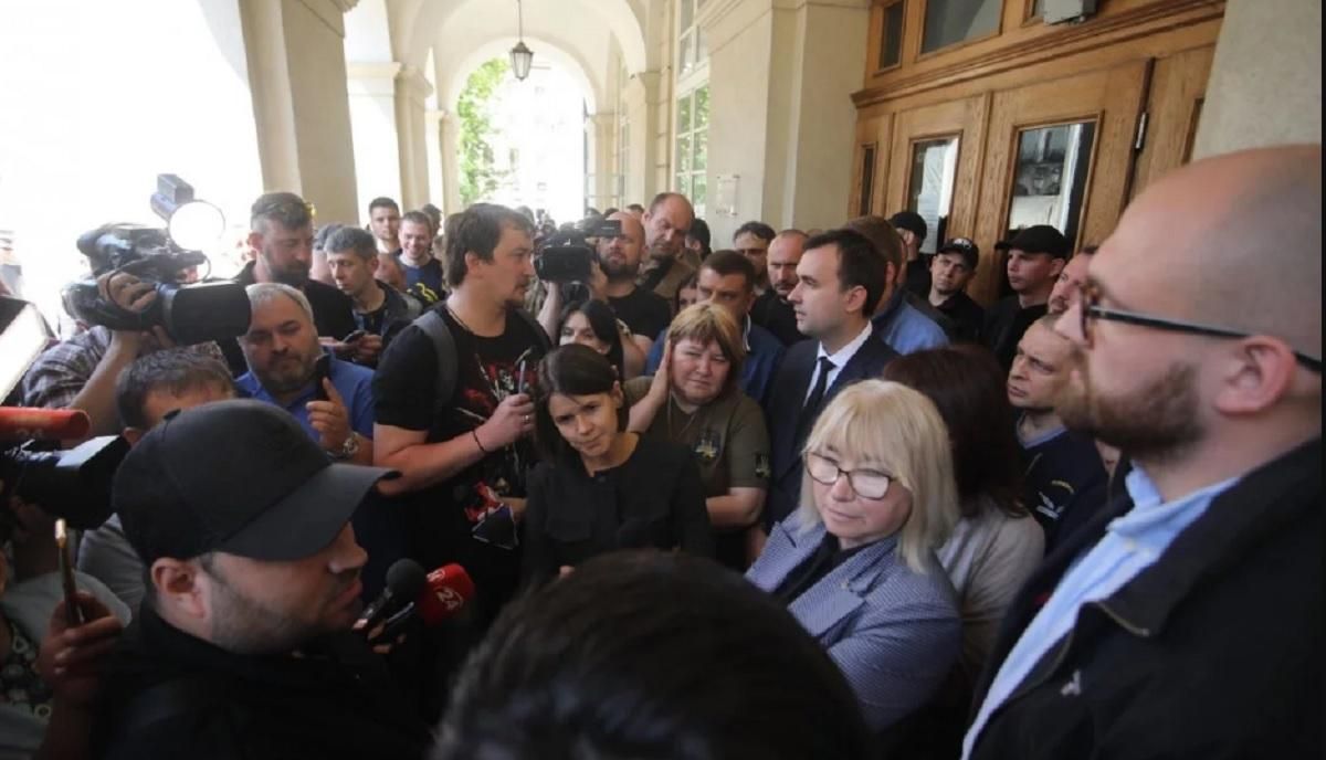 Група псевдоактивістів штурмом захопила Львівську міську раду Група псевдоактивістів штурмом захопила Львівську міську раду