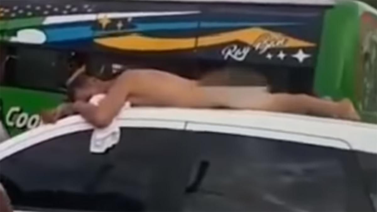 Женщина заставила неверного мужа проехаться голым по городу на крыше автомобиля: курьезное видео