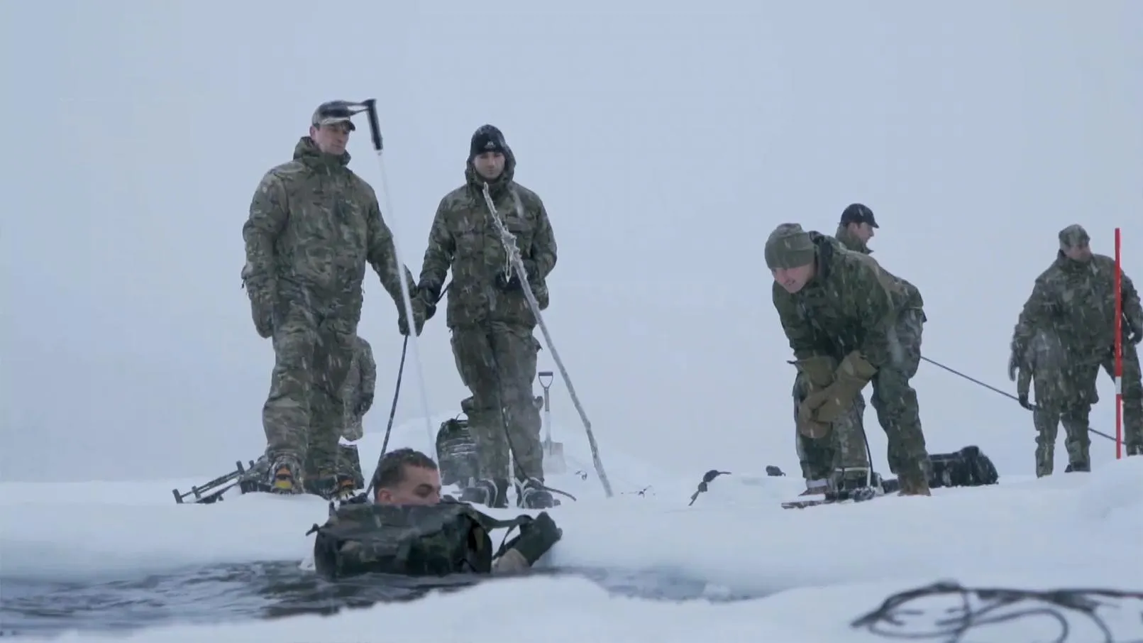 Бійці НАТО стрибали у воду для тренувань