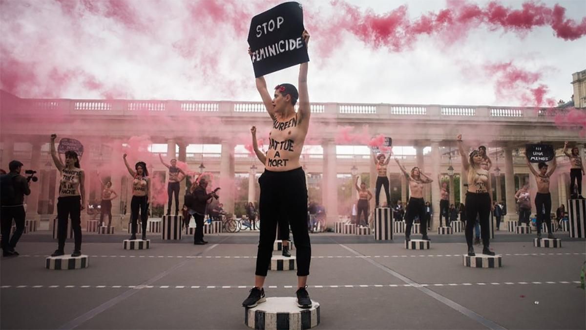 Femen на чолі з українкою влаштували акцію протесту біля Лувру: фото та відео Femen на чолі з українкою влаштували акцію протесту біля Лувру: фото та відео