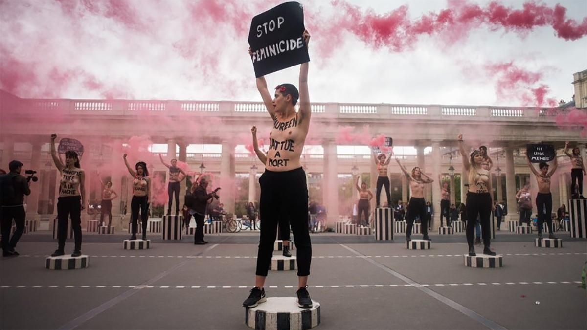 Femen на чолі з українкою влаштували акцію протесту біля Лувру: фото та відео