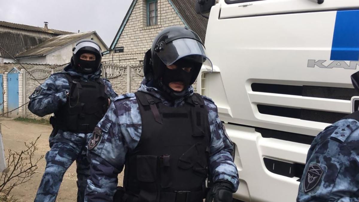 Російські силовики відпустили на волю затриманих кримськотатарських активісток у Криму Російські силовики відпустили на волю затриманих кримськотатарських активісток у Криму