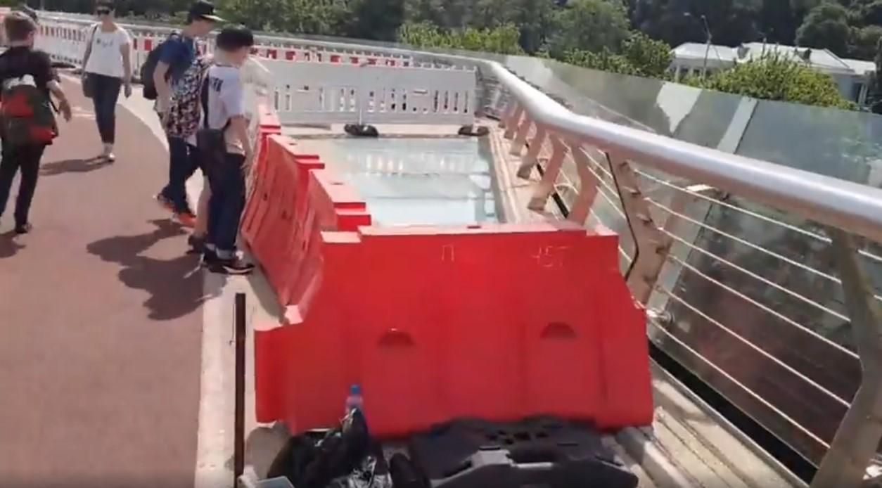 Ноу-хау на "мосту Кличко": стеклянные вставки отгородили забором – видео