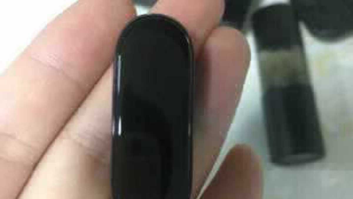 Xiaomi Mi Band 4 знову засвітився на фото у робочому стані Xiaomi Mi Band 4 знову засвітився на фото у робочому стані