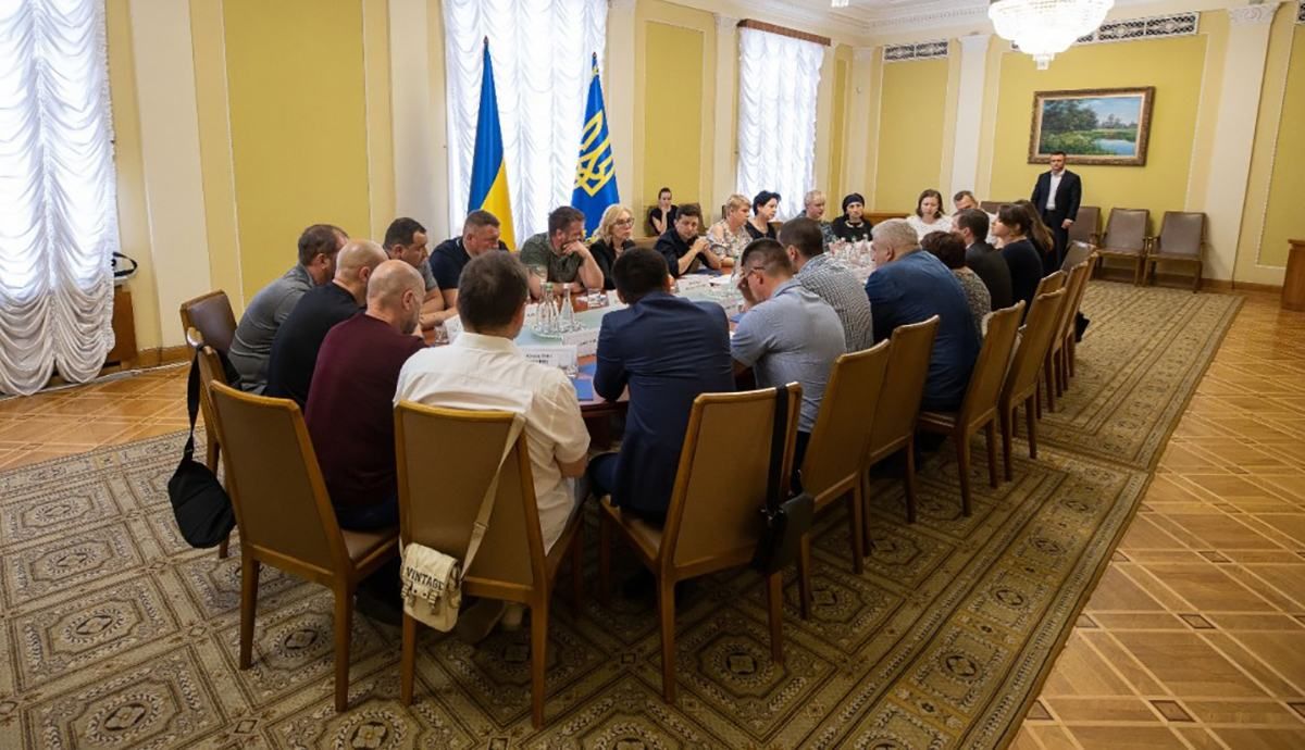 Зеленський зустрівся з рідними полонених у РФ українців: що обговорили Зеленський зустрівся з рідними полонених у РФ українців: що обговорили