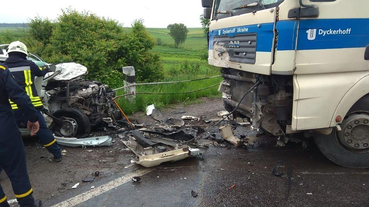 У Тернопільській області у ДТП загинули 4 робітників "Укренерго" – фото У Тернопільській області у ДТП загинули 4 робітників "Укренерго" – фото