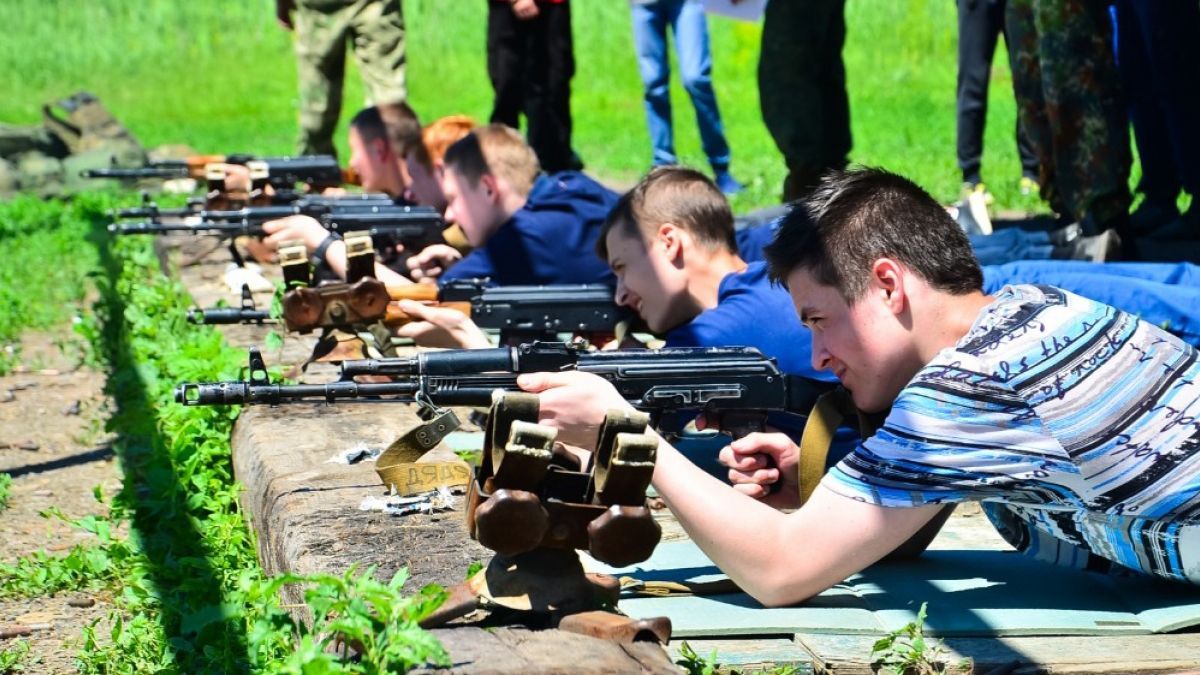 У "ДНР/ЛНР" дітей вчать стріляти з автоматів у рамках проекту "Яскраве дитинство" – фото У "ДНР/ЛНР" дітей вчать стріляти з автоматів у рамках проекту "Яскраве дитинство" – фото