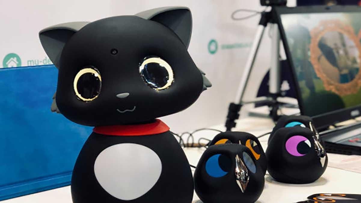 Китайцы создали робота-кота, который реагирует на прикосновения: видео