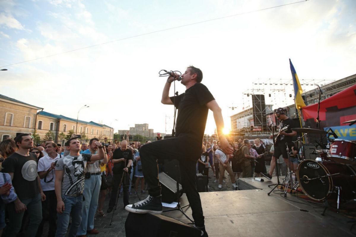 Жадан дал концерт в Харькове в поддержку волонтерской палатки