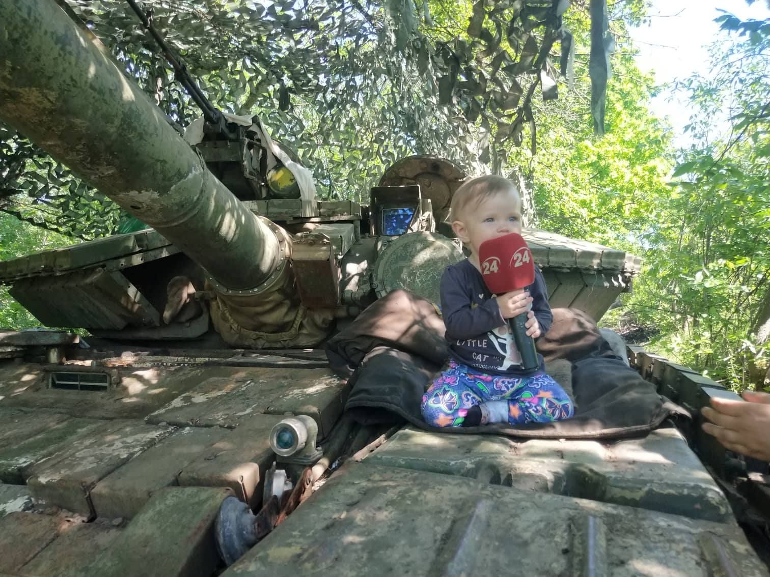 Військові, які разом з немовлям перебувають на фронті: зворушливі фото та відео Військові, які разом з немовлям перебувають на фронті: зворушливі фото та відео